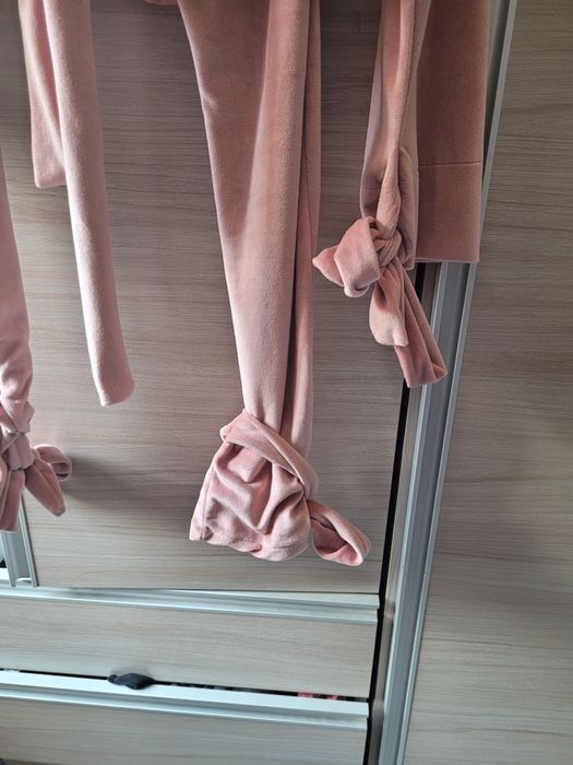 Pudrowe dresik wiązany