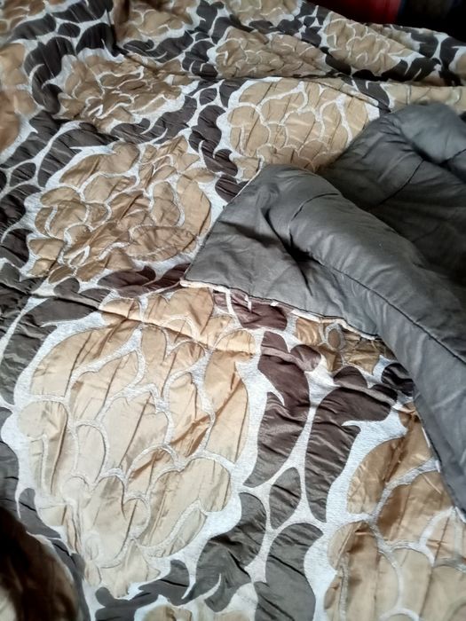 Vendo colcha usada como nova.