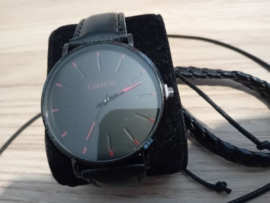 Conjunto de relógios, pulseira e fio.