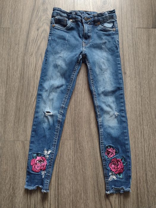 Spodnie jeansowe 122 wyszywane kwiaty