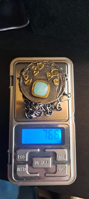 Cordão com Ouro 800 e prata contrastada.