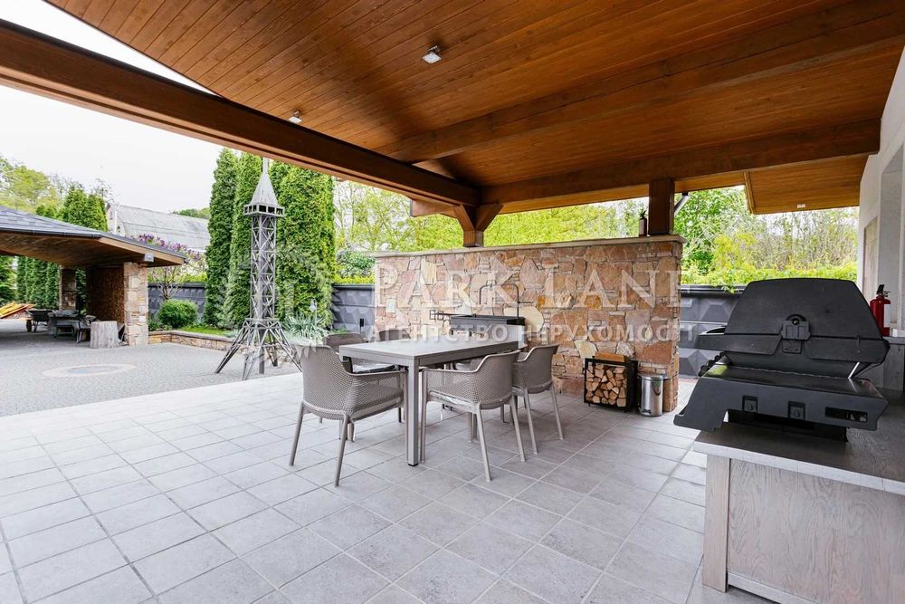 Продаж якісного будинку з просторою територією в Лісниках