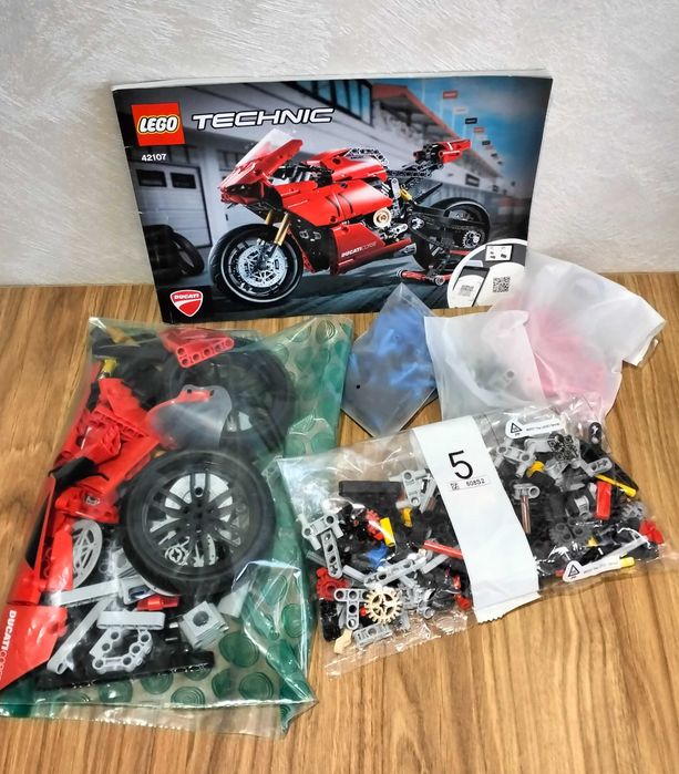 LEGO Technic 42107 Ducati Panigale V4 R
