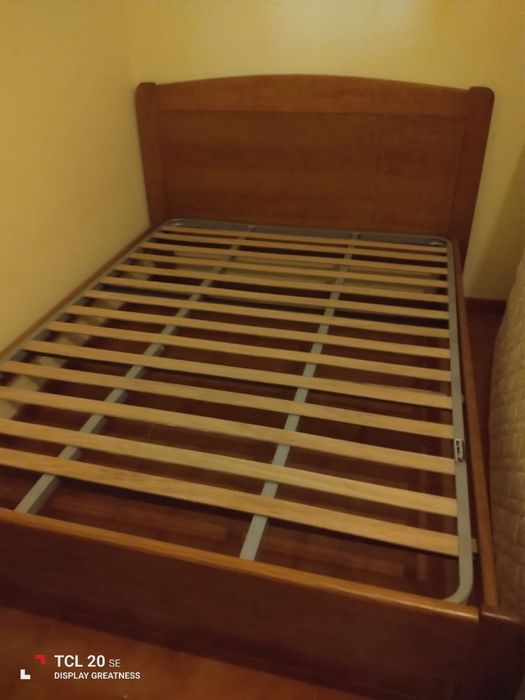 Cama de Casal de Madeira com Colchão - Ótimo Estado!