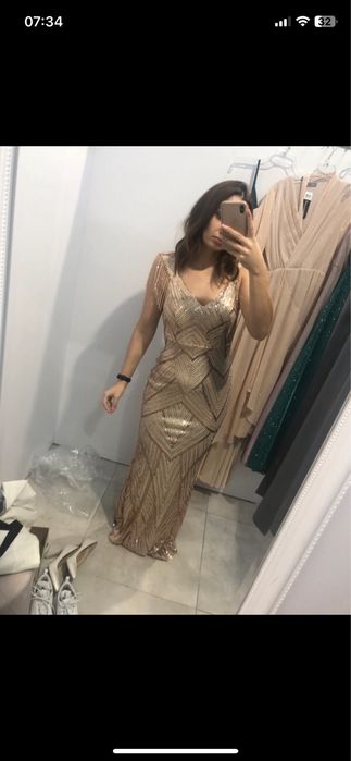 Błyszcząca cekinowa suknia