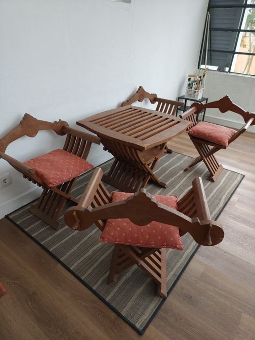 Conjunto mesa e cadeiras com almofadas
