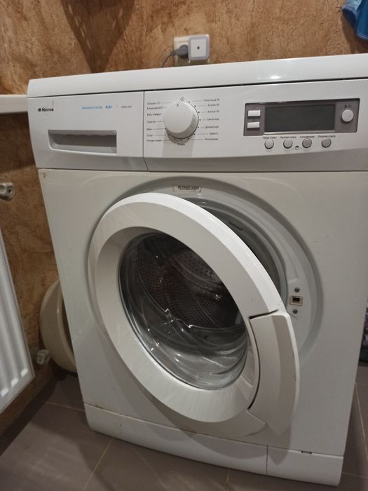 Пральна машинка Hansa.
