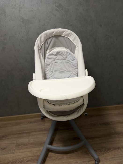 Кроватка-стульчик Chicco Baby Hug Air 4-в-1 в белом цвете с сетчатыми боковинами для вентиляции.