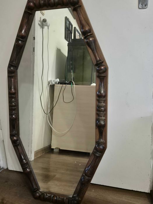 Stare lustro w drewnianej ramie