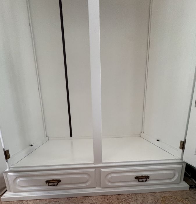 Roupeiro / Armário Clássico em Madeira de Cerejeira Lacado a Branco