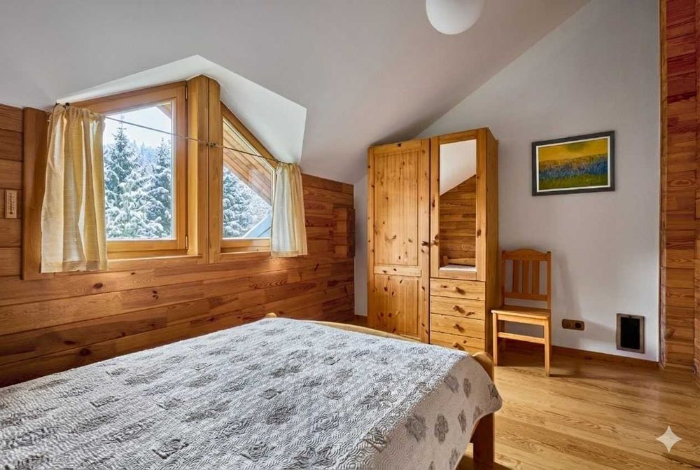 Заміська резиденція в Карпатах. 125м.кв. 26сот. Огороджена, охороняєма