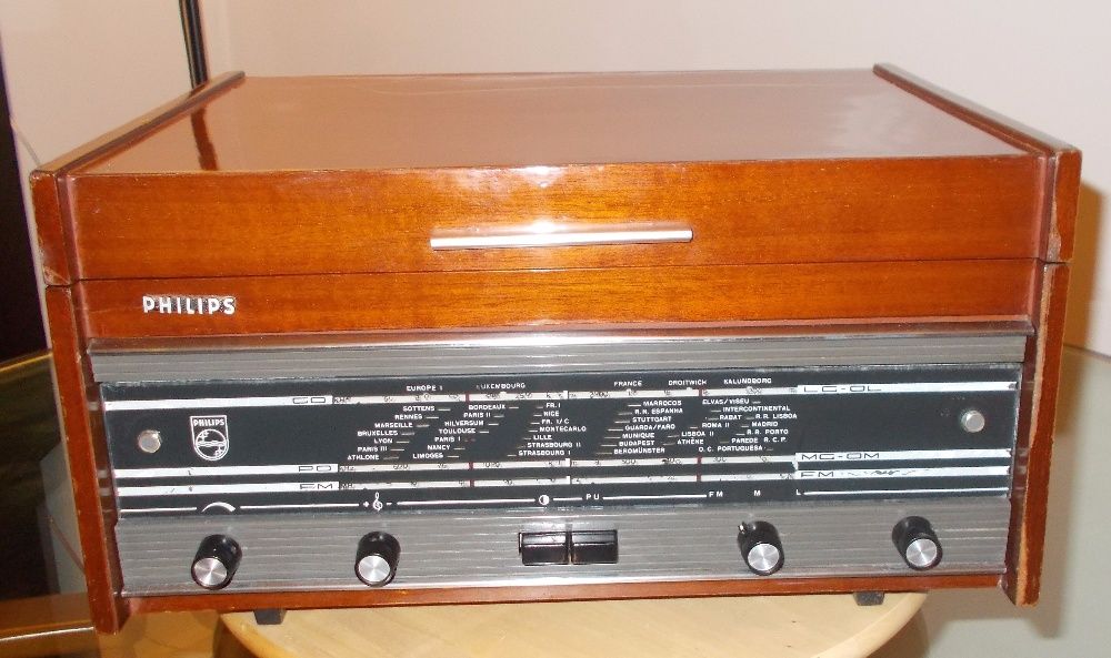 Rádio PHILIPS c/gira-discos, de 1965