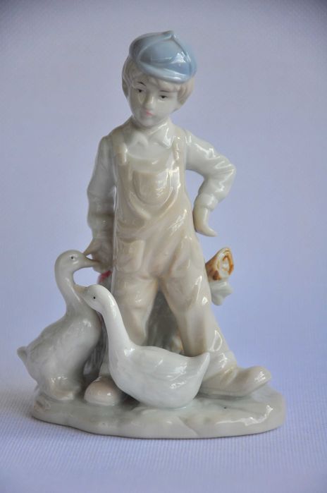 figurka chłopiec sygnatura