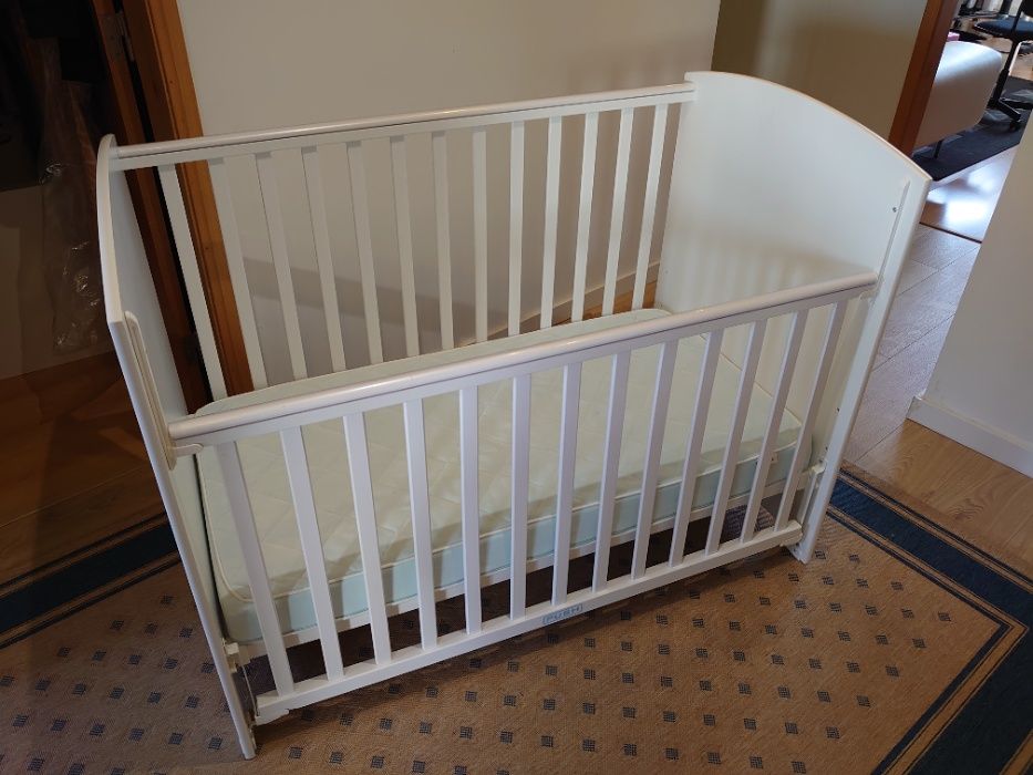 Berço / cama de grades branco de madeira, modelo New Crown