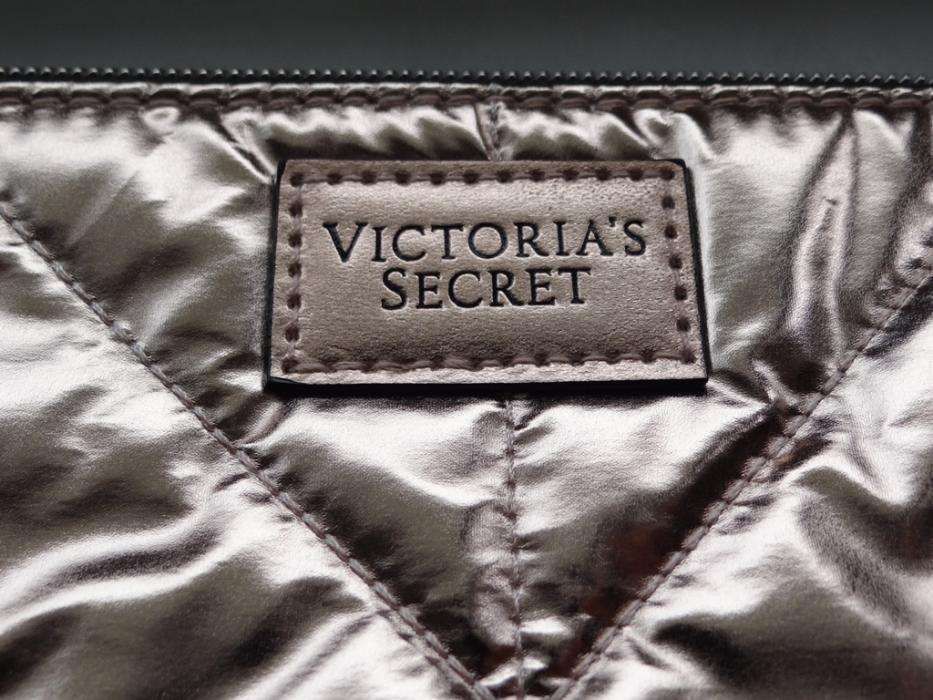 Victoria's Secret dwie nowe kosmetyczki złote