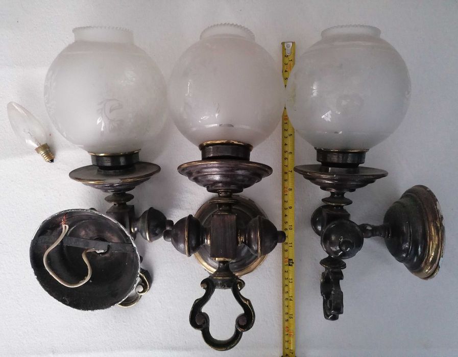 3 apliques / candeeiros de parede vintage em latão e globos em vidro