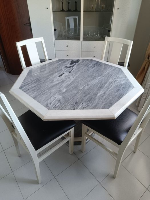 Mesa em mármore e cadeiras
