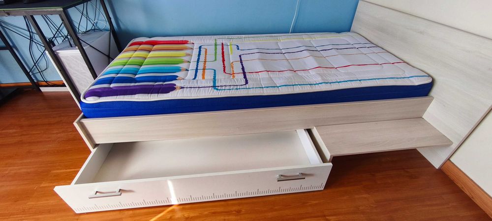 Cama de criança com gaveta