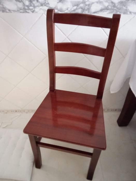 Mesa de cozinha madeira com 4 cadeiras