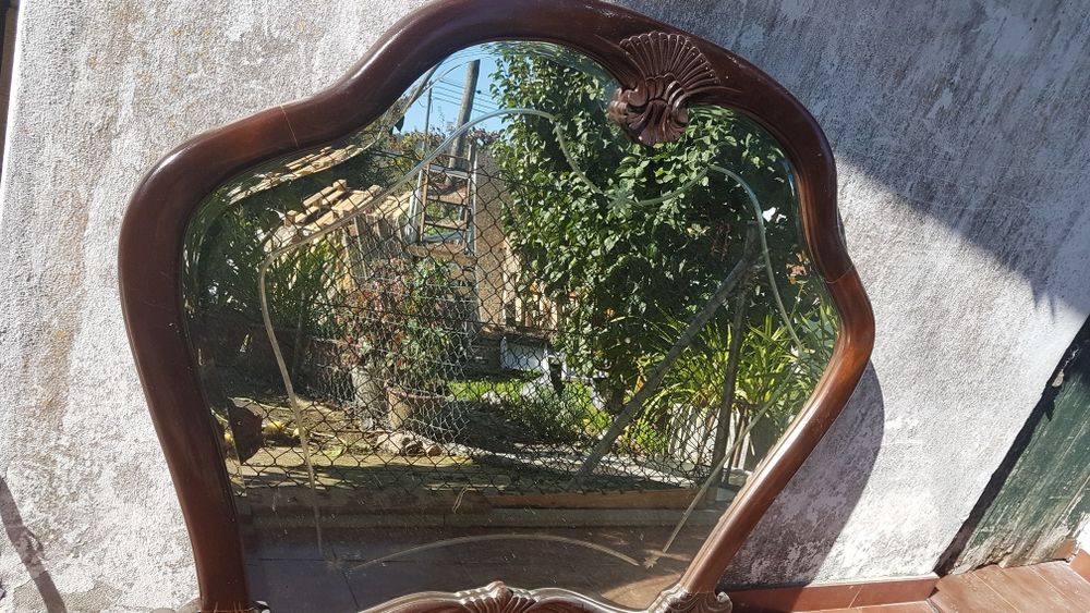 Espelho com bordo em madeira