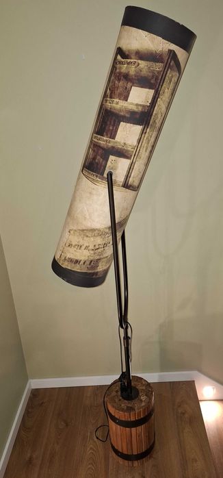 Candeeiro de Pé em Madeira – Estilo Rústico Industrial