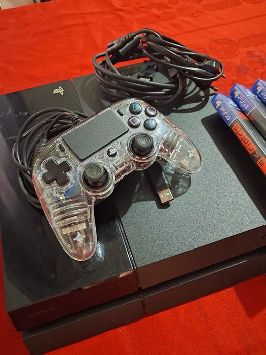 PlayStation 4 (PS4) + Comando + Pack de 5 Jogos + Cabos — Pronta a Jog