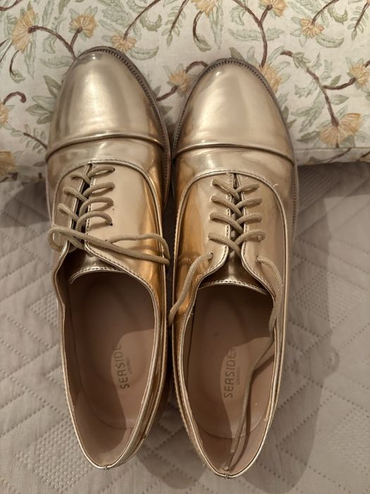 Sapato dourado pouco uso