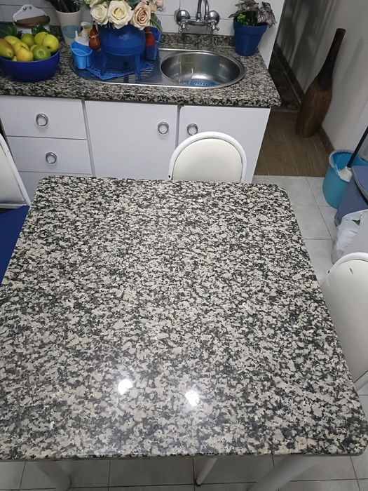 Mesa de mármore quadrada