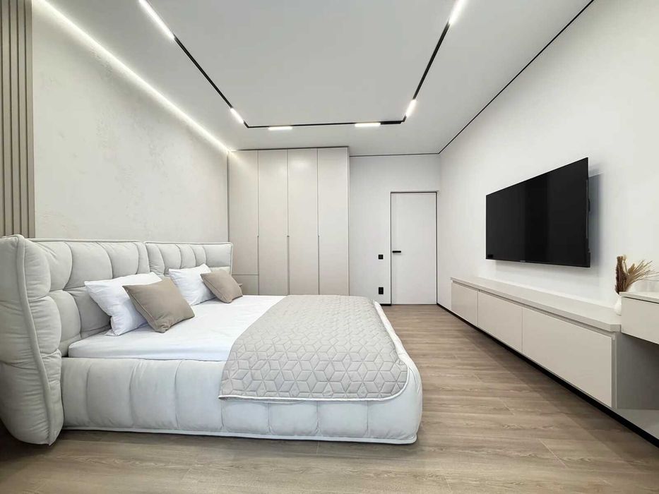 Стильна трикімнатна біля міського озера