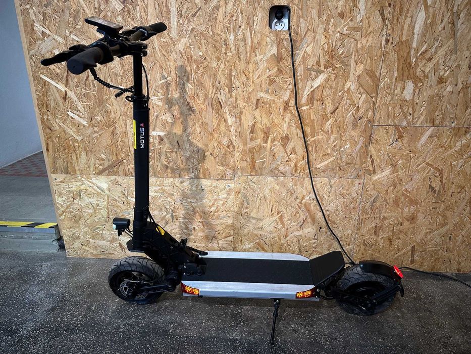 Hulajnoga Motus Pro 10 2022 (nietypowy srebrny kolor)