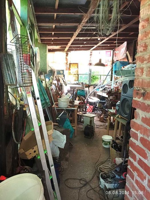 Продам.. двухэтажный кирпичный дом в Мерефе.