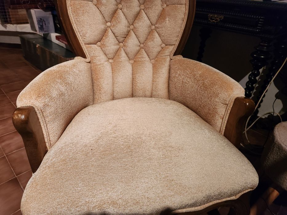 Poltrona em tecido e madeira