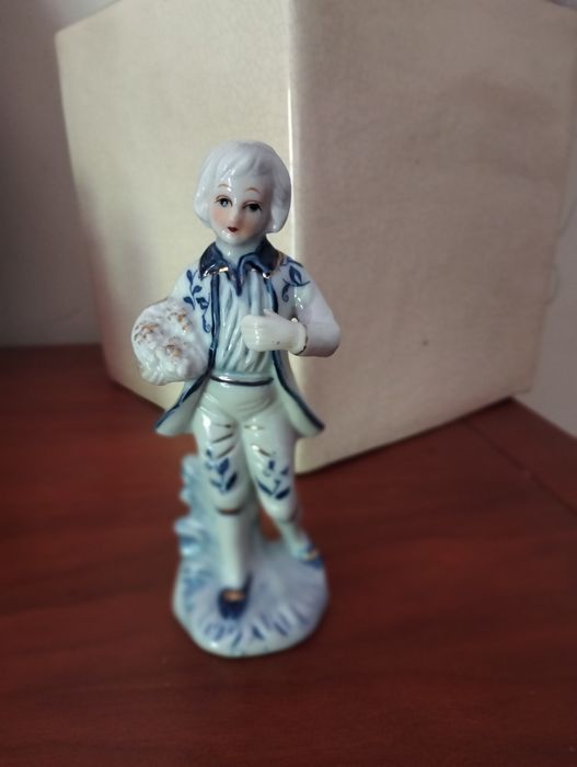 Estatueta Antiga em Porcelana Vitoriana – Rapaz com Cesto (14 cm)