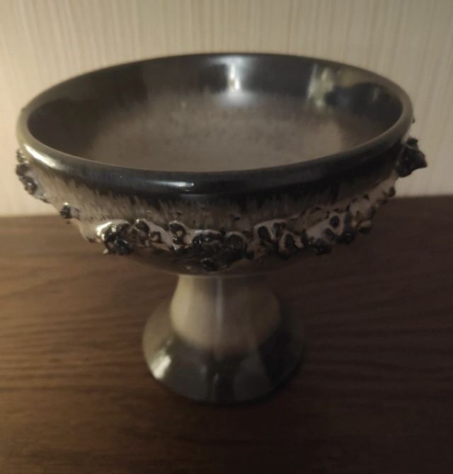 Naczynie postument z lawy.