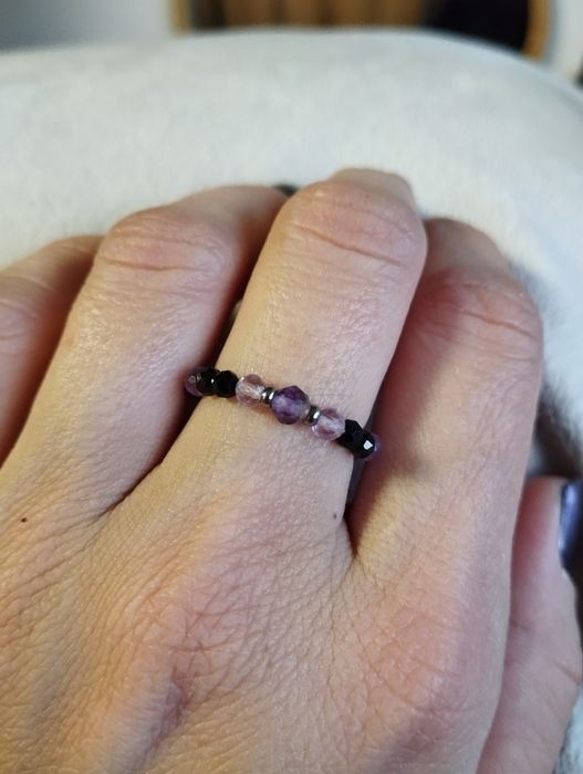 Pierścionek z kamieniami naturalnymi