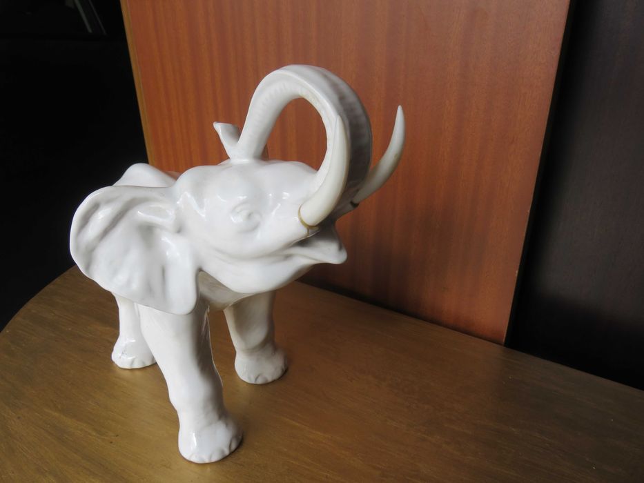 Elefante em louça branca, vidrado, peça única.