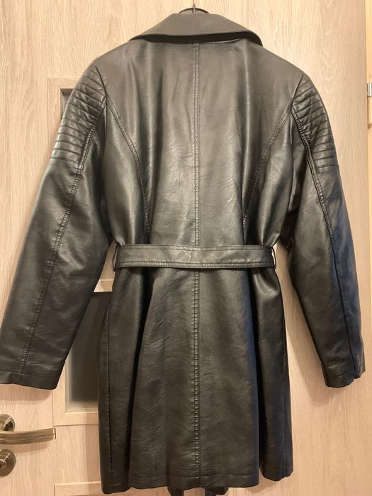Płaszcz czarny z imitacji skóry z paskiem ocieplany L z futerkiem