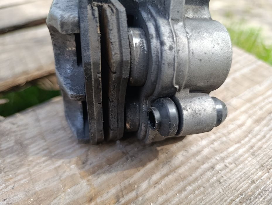 Zacisk hamulcowy przód Aprilia SX 125 18 – 21 r klocki hamulcowe A4
