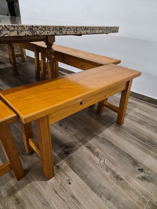 Mesa de madeira com tampo de pedra