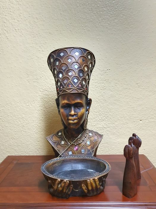 Peça Decorativa Étnica – Figura Africana com Taça