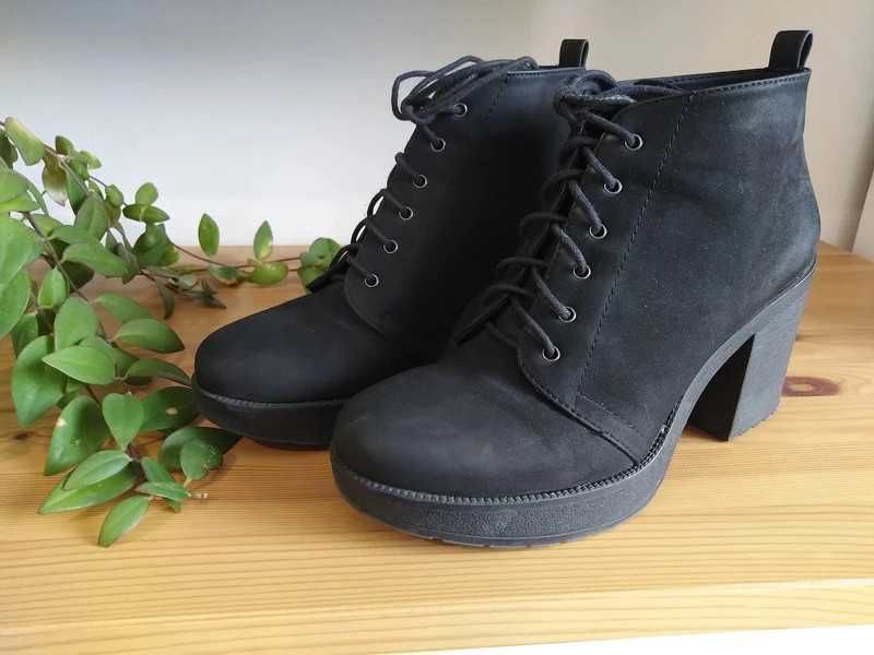 czarne sznurowane botki na obcasie rozmiar 38 Bershka