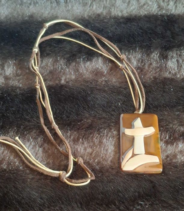 Colar com pendente de caractere chinês