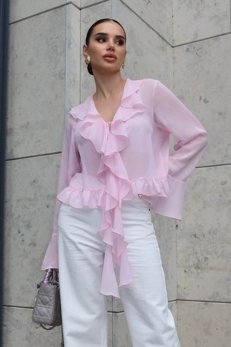 Ніжна шифонова блуза з воланами пудрового кольору