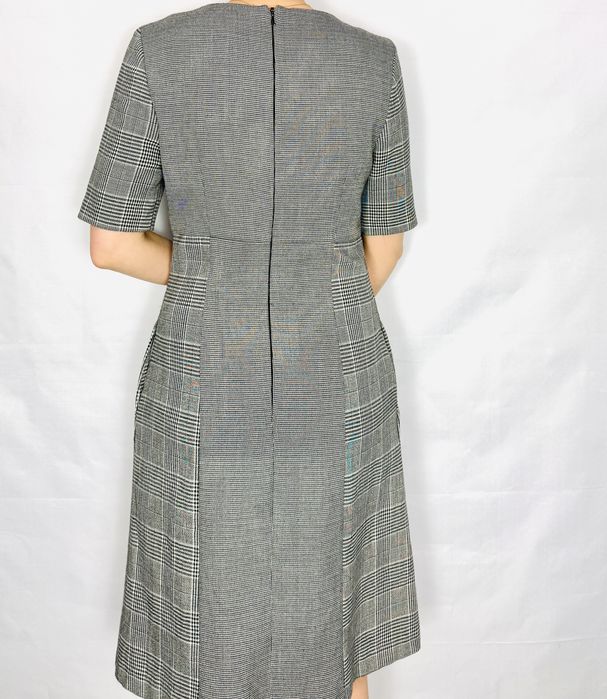 Szara sukienka w klasyczną kratę midi M 38