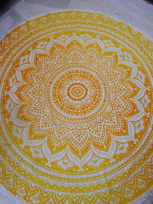 Круглі покривала з бахромою.