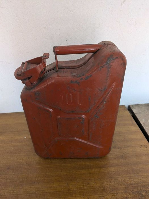 Metalowy kanister 10 l PRL – stary kanister na paliwo