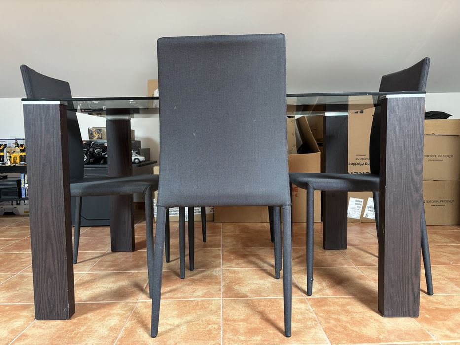 Mesa c/ tampo de vidro e 4 cadeiras
