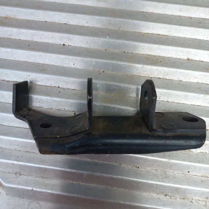 Кронштейн переднего амортизатора