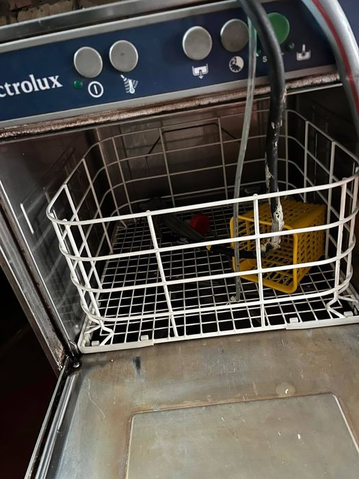 Професійна посудомийна машина Electrolux