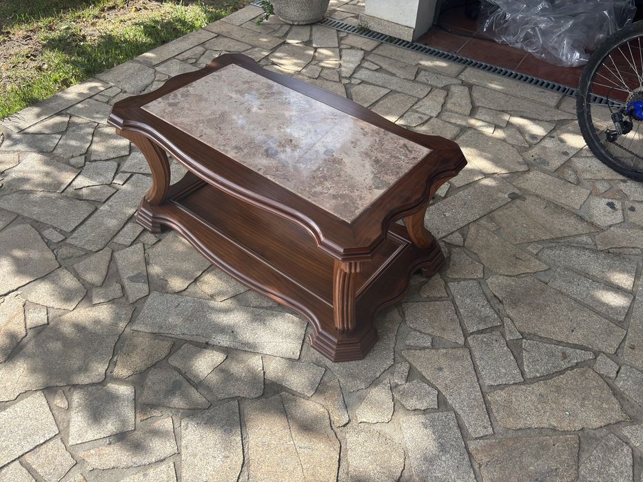 Mesa de centro de madeira e pedra